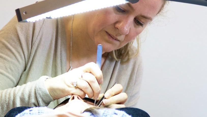 The Importance of Effective Lighting For Lash Artists